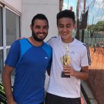 Benitez disfruta su trofeo junto al Profe Scardino