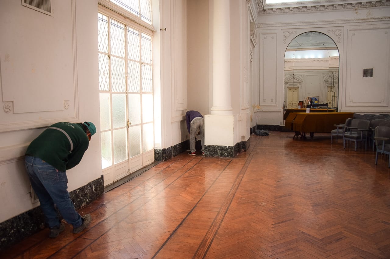 Trabajos en el salón blanco municipal Semanario Extra